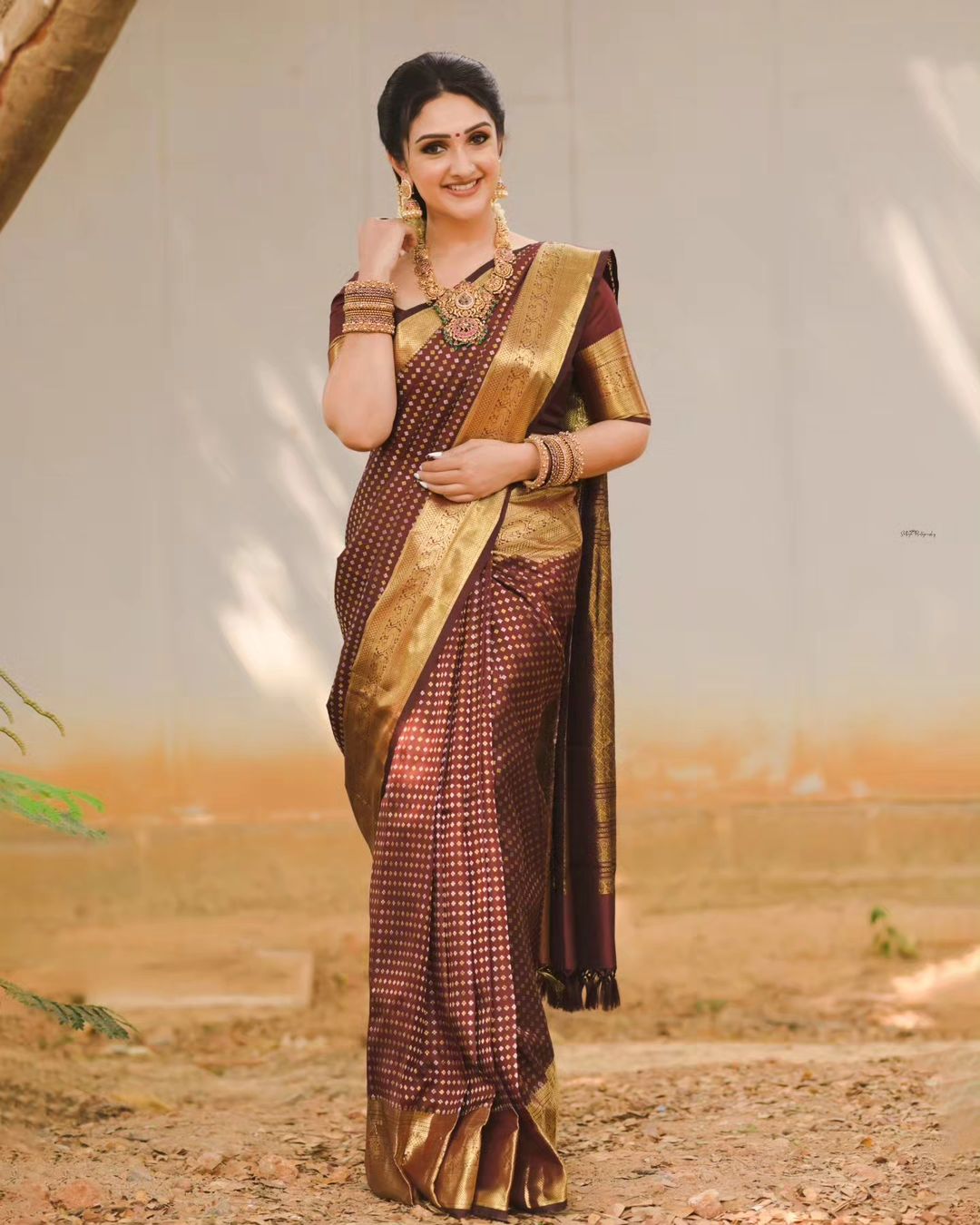 Telugu TV Actress Sridevi Vijaykumar Images in Maroon Saree Blouse